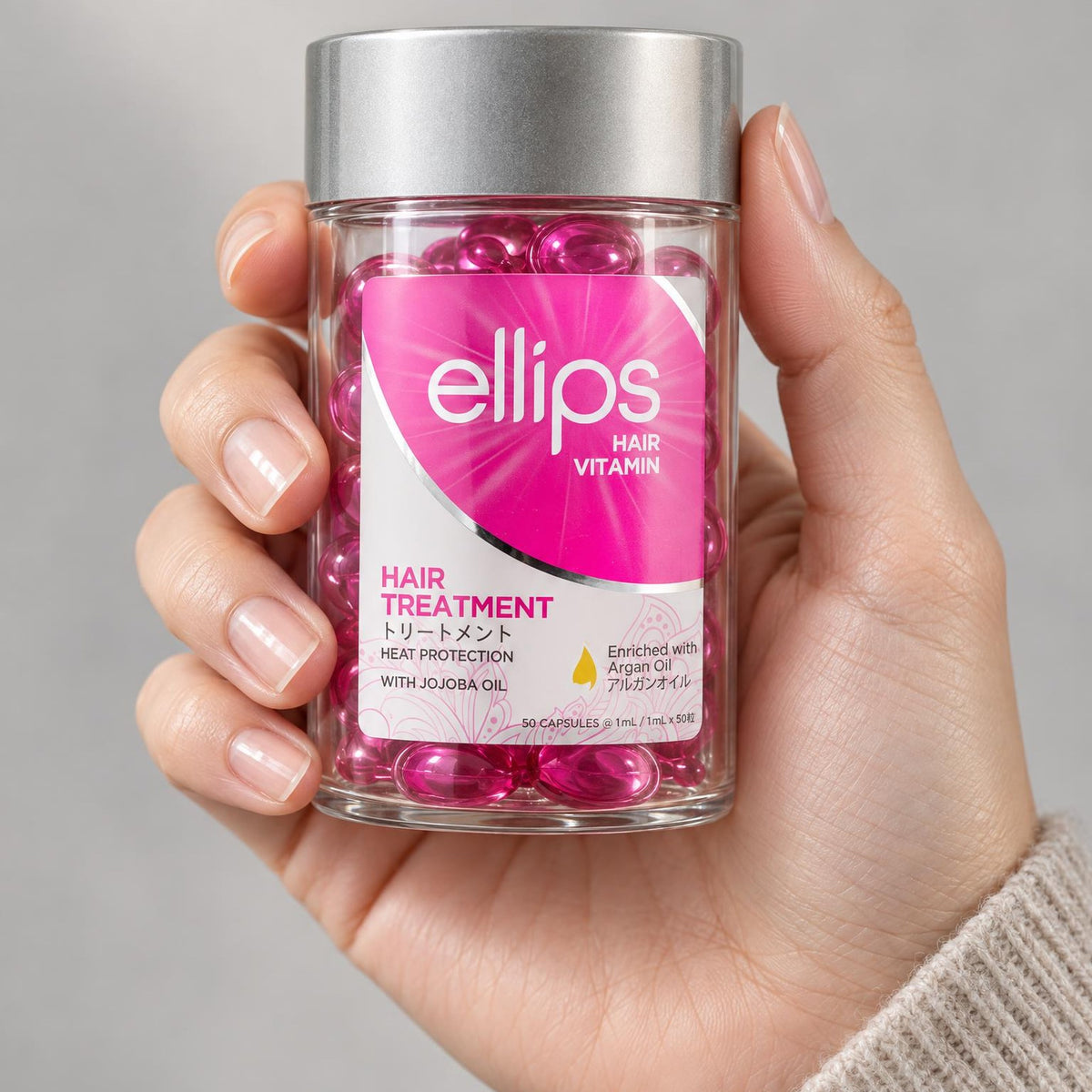 Dłoń trzymająca słoiczek SILKORA Hair Treatment