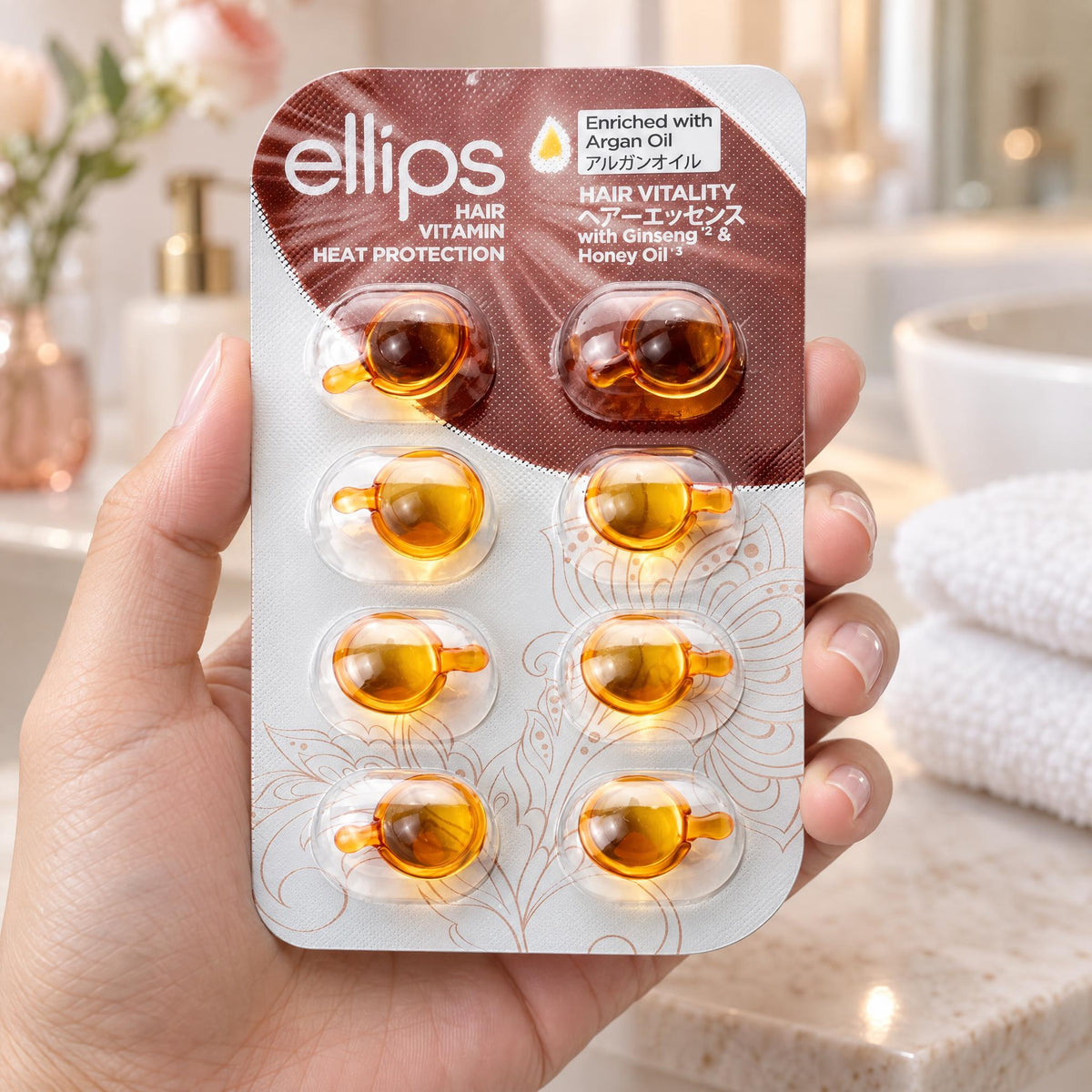 Hand holding the Ellips Hair Vitality try size blister of 8 capsules